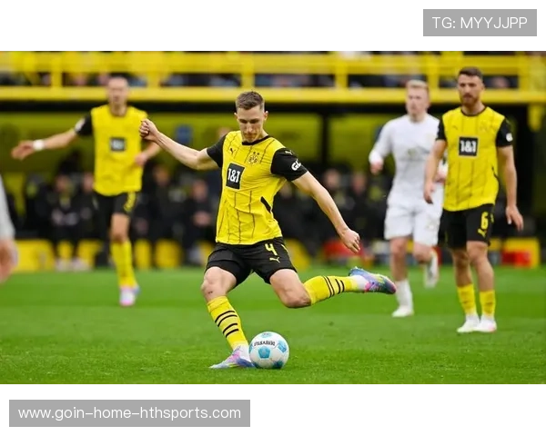 多特全队前移压迫，施洛特贝克的大胆上抢非常关键