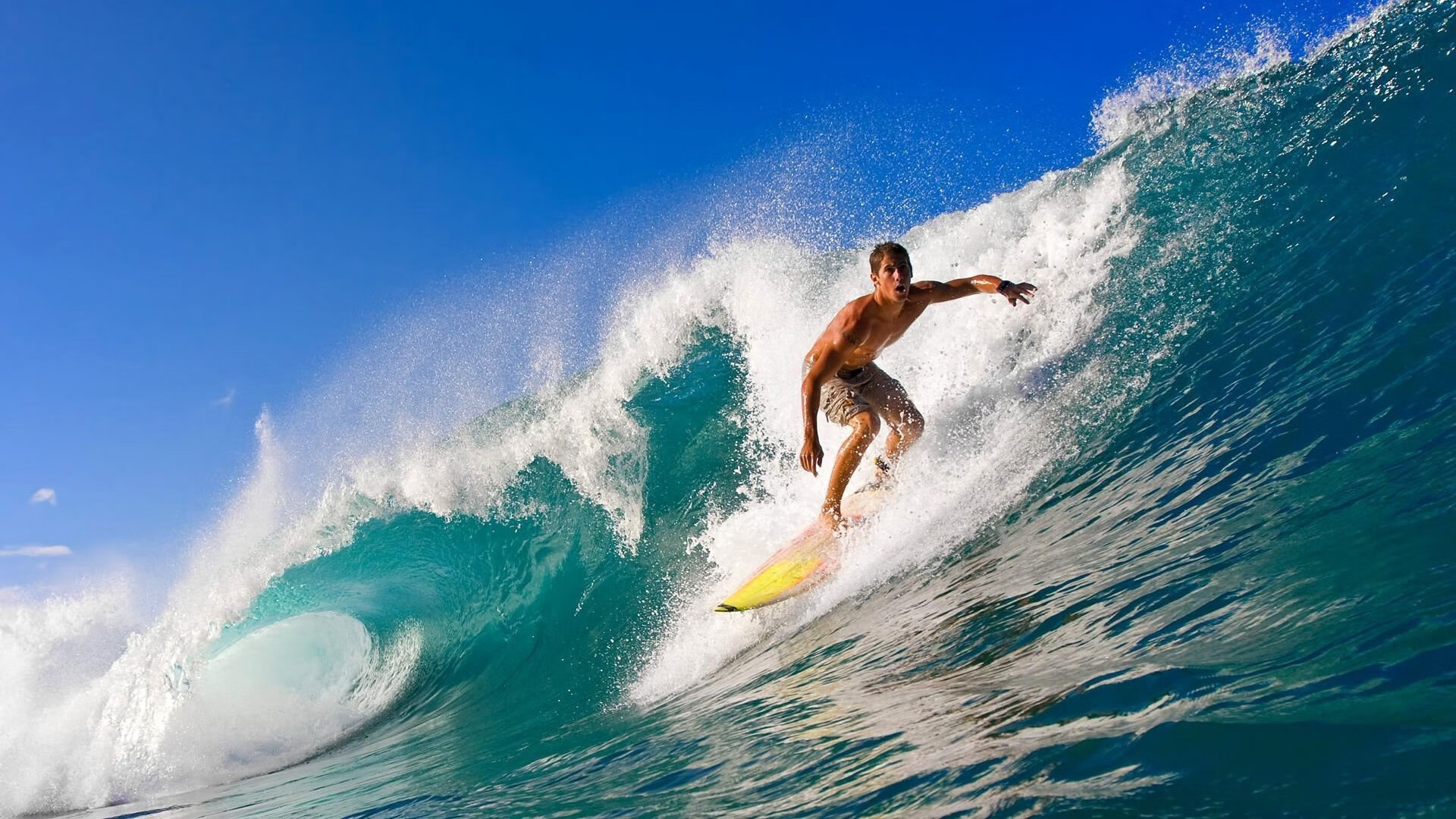 中国举重运动员成功举起关键重量